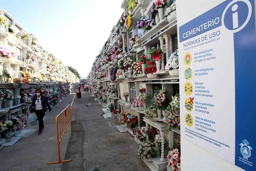 Visitas al cementerio en Algeciras.