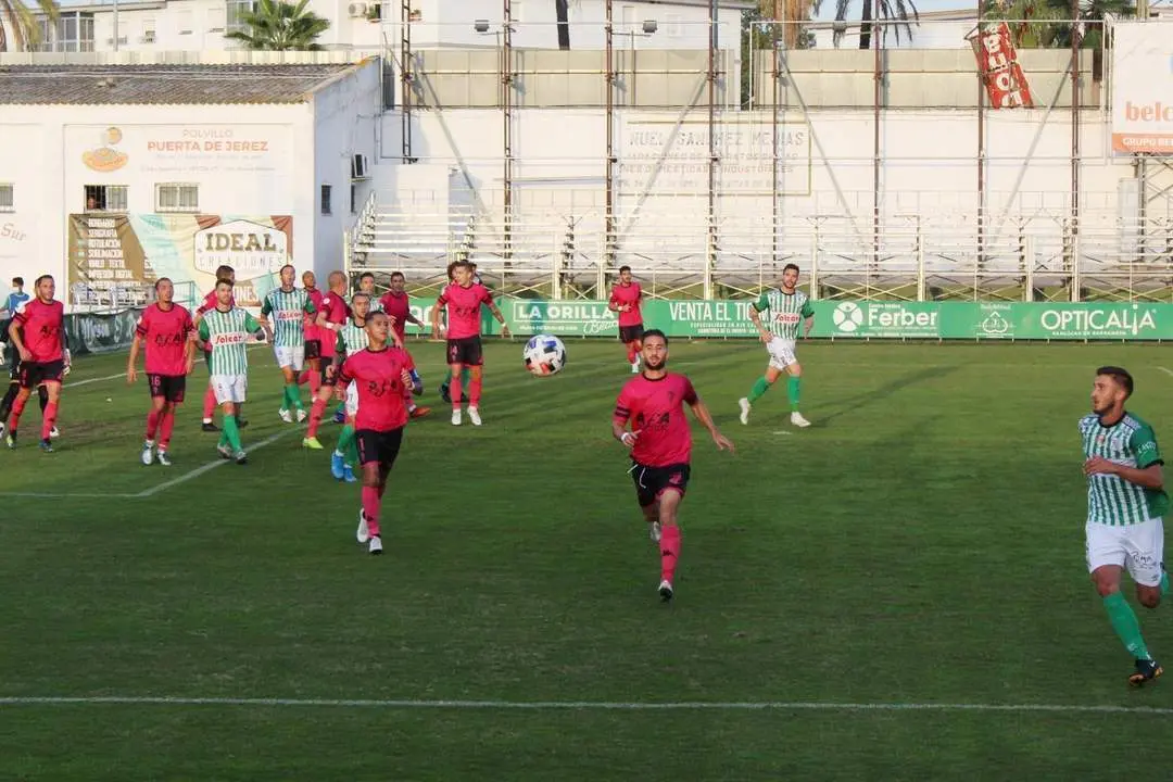 Los once jugadores del San Fernando defendiendo su &aacute;rea en una acci&oacute;n del primer tiempo - Ra&uacute;l J. Bustillos