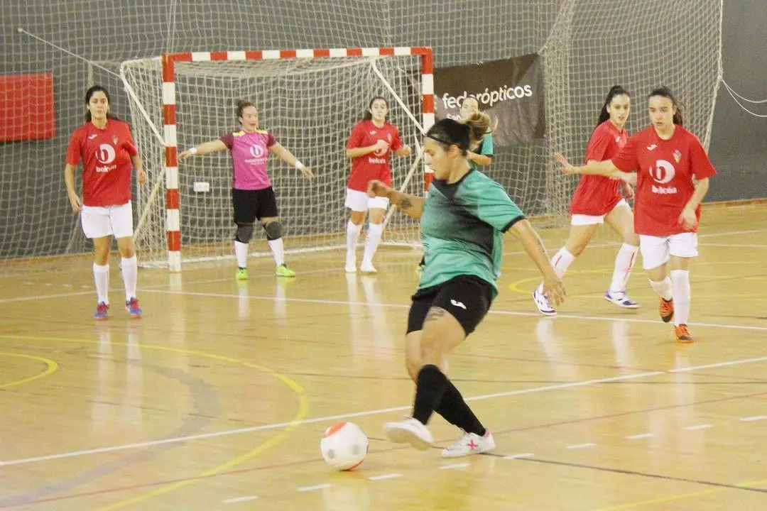 Las jugadoras del Belc&oacute;n en labores defensivas ante el Adra en esta acci&oacute;n del encuentro - Ra&uacute;l J. Bustillos
