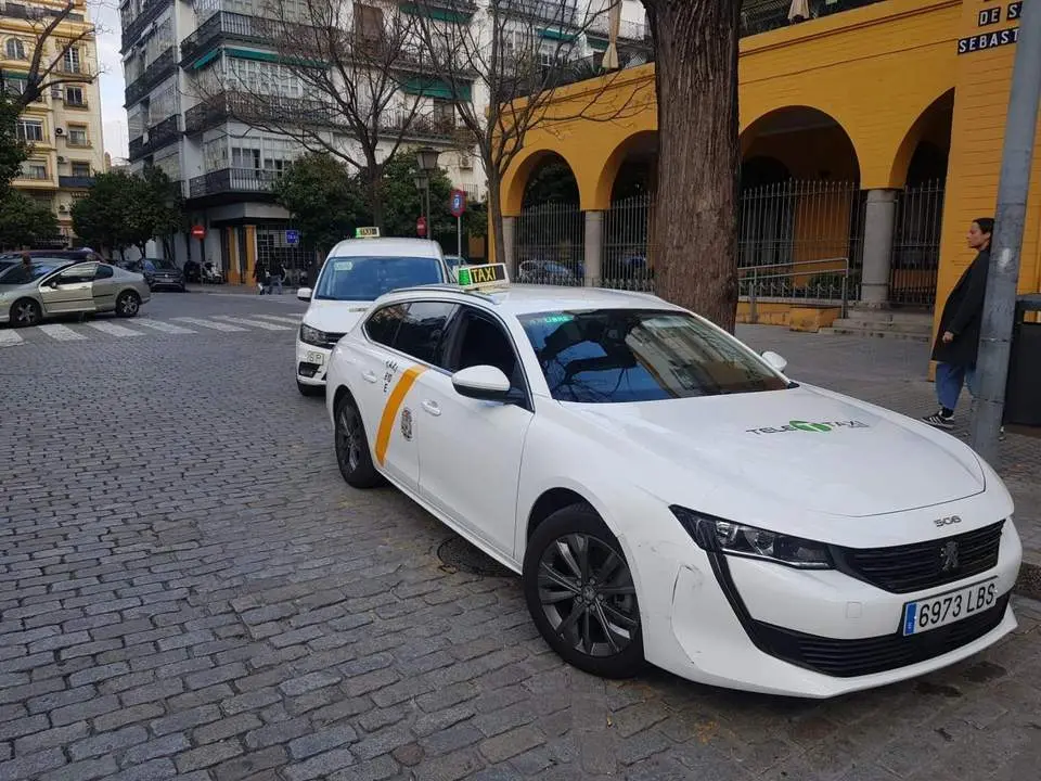 Imagen de archivo de una parada de taxis en Sevilla. - EP