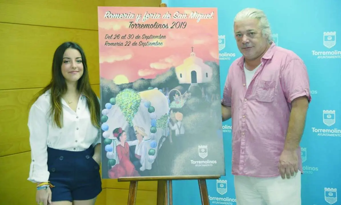 Daniela Buitr&oacute;n, autora del cartel, y David Tejeiro, edil de Cultura. - ROHU