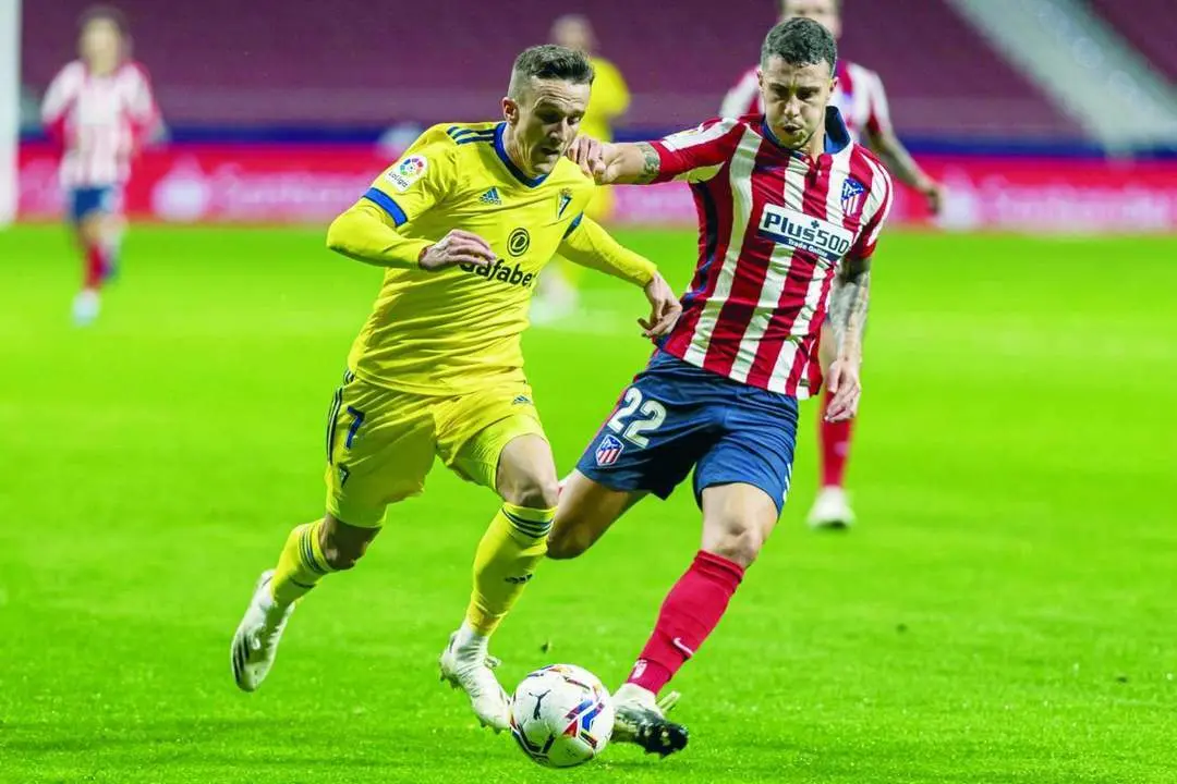 El sanluque&ntilde;o Salvi se interna por la banda derecha en esta acci&oacute;n del partido - La Liga