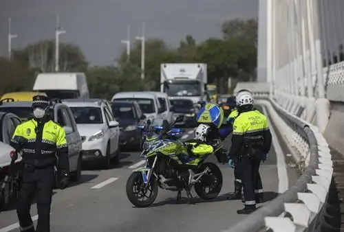 Control policial en la SE-30. - Archivo