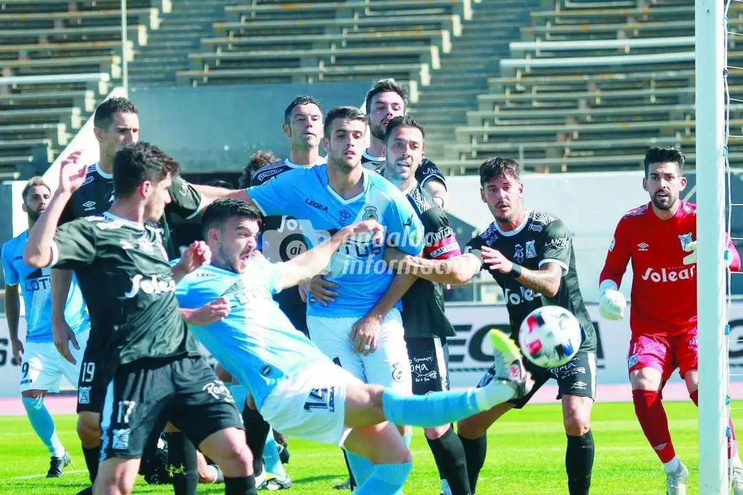 Clara ocasi&oacute;n del Javi Forj&aacute;n, jugador de la Balona y ex verdiblanco, ante el Atl&eacute;tico Sanluque&ntilde;o - Andy Ragel