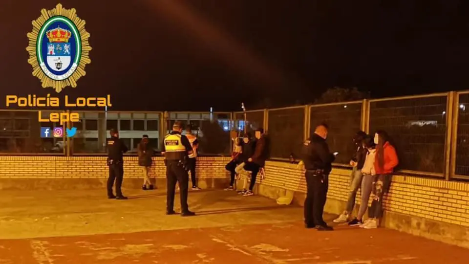 Los j&oacute;venes pillados por la Polic&iacute;a Local de Lepe. - POLIC&Iacute;A LEPE