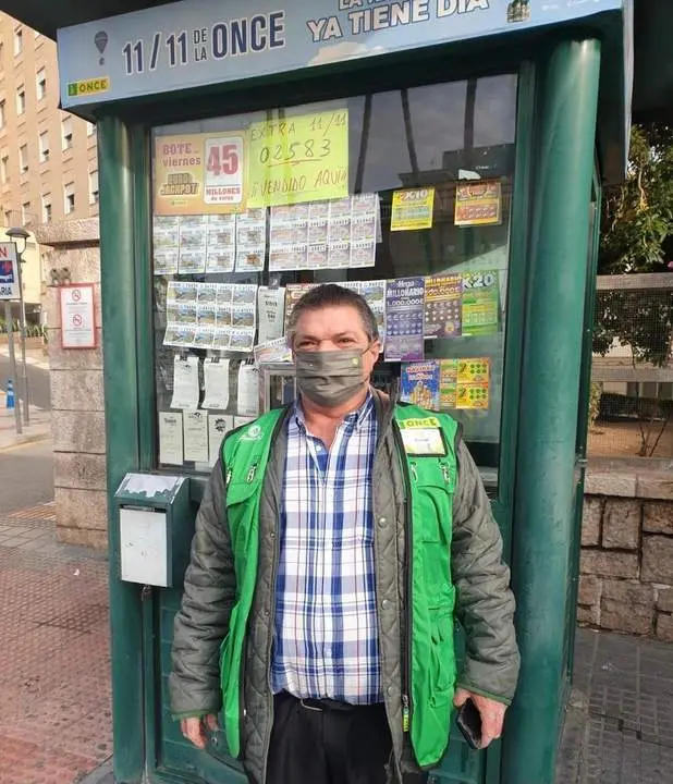 Manuel Mu&ntilde;oz vende en la puerta del Hospital. - ONCE