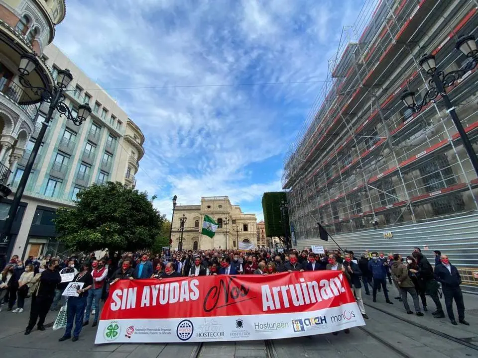 Miles de hosteleros estallan y exigen "medidas reales" para sobrevivir