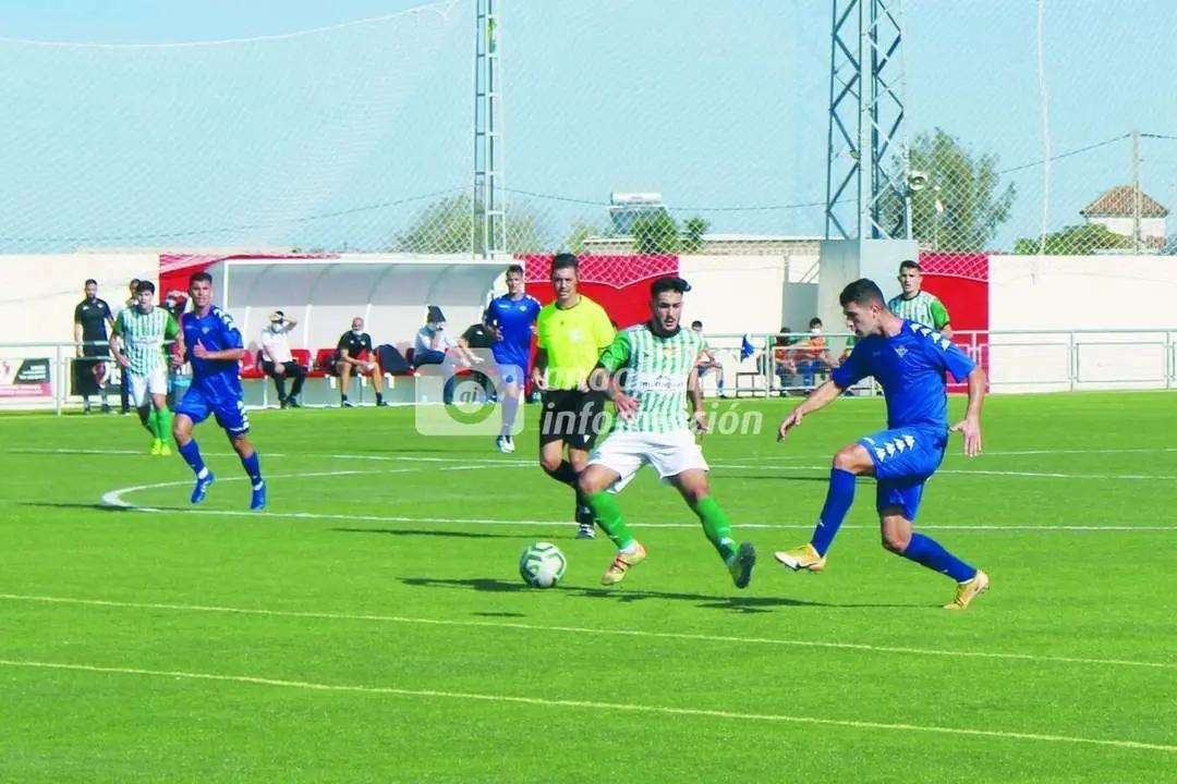 Una acci&oacute;n del partido disputado en el Doro Stadium - Ra&uacute;l J. Bustillos