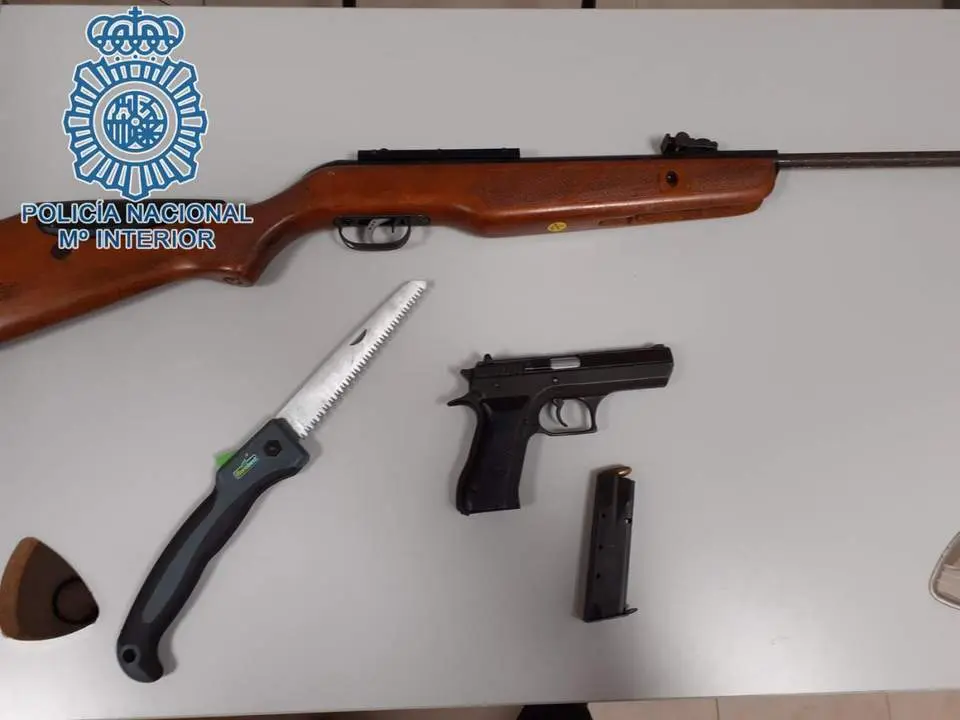 Material incautado al detenido en su domicilio.  - PN