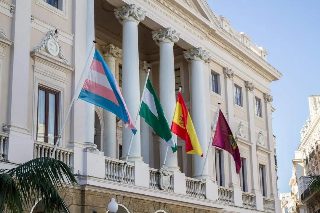 Bandera Trans en el balc&oacute;n consistorial. - Archivo.