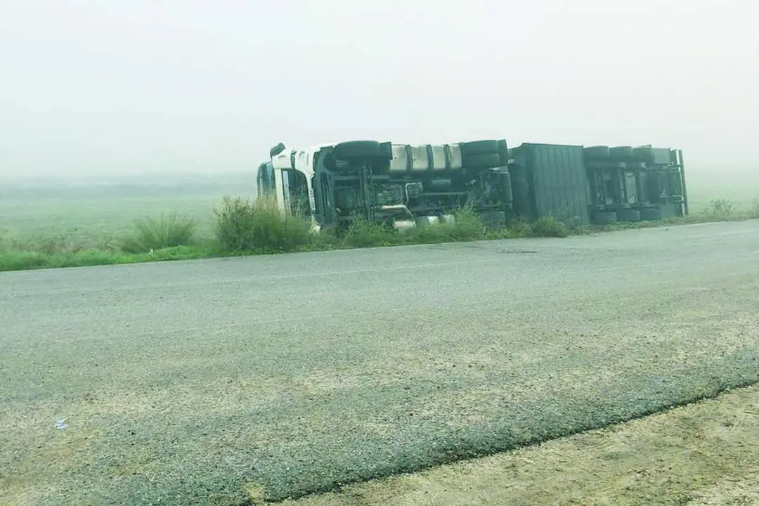 Estado en el que qued&oacute; el cami&oacute;n que volc&oacute; en la Carretera del Pr&aacute;ctico - A. I.