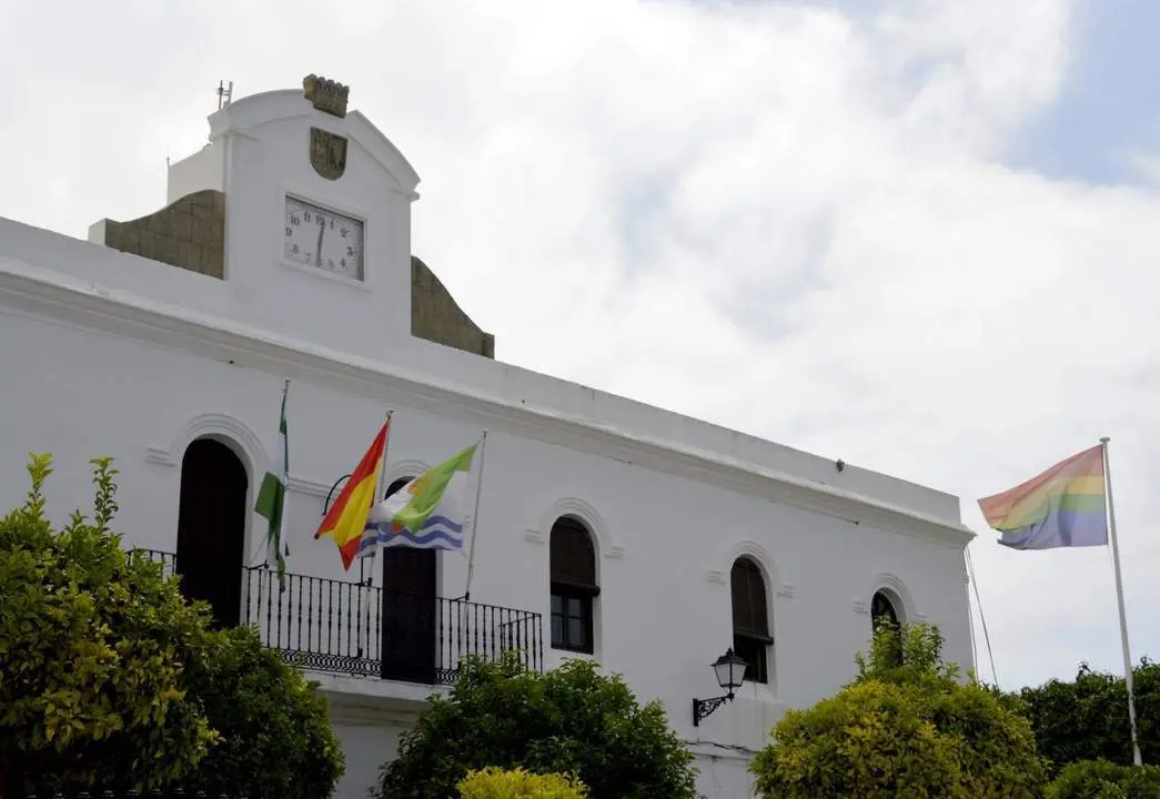 Las banderas ondear&aacute;n a media asta en se&ntilde;al de duelo hasta el pr&oacute;ximo viernes inscusive. - Viva Conil