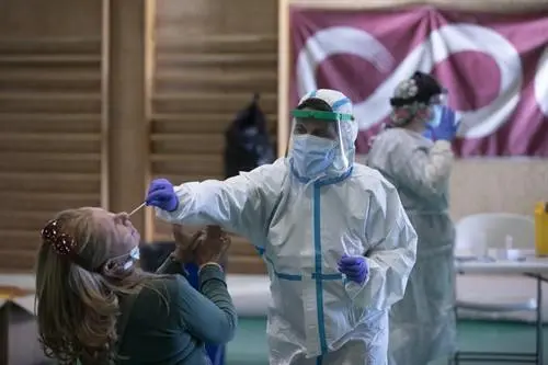 Sanitarios trabajando durante las pruebas de cribado de covid-19. - ep