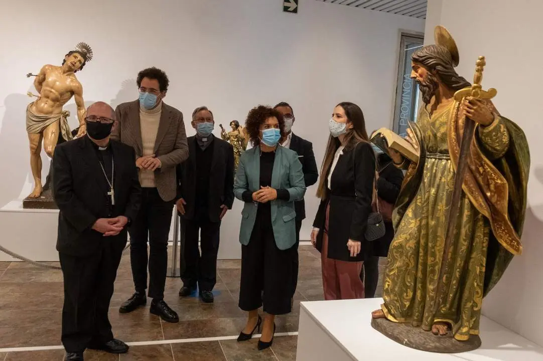 Visita del obispo a la exposici&oacute;n. - VH