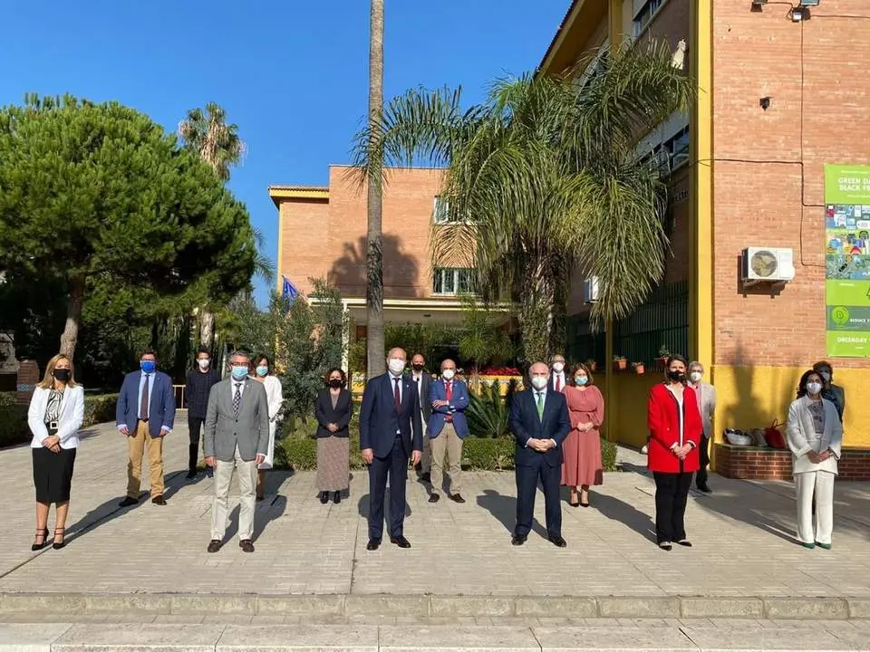 Imbroda junto a responsables de los centros de Bachillerato Internacional. - Europa Press