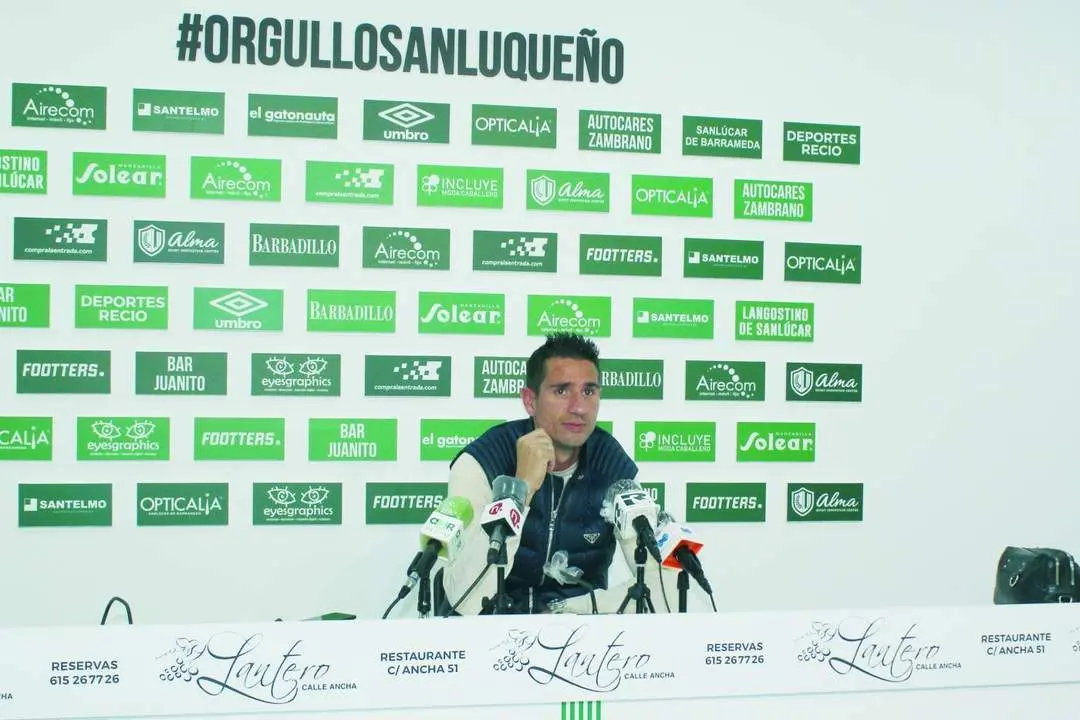 El hispano-suizo Geijo en la Sala de Prensa del Atl?tico Sanluque?o - Ra?l J. Bustillos