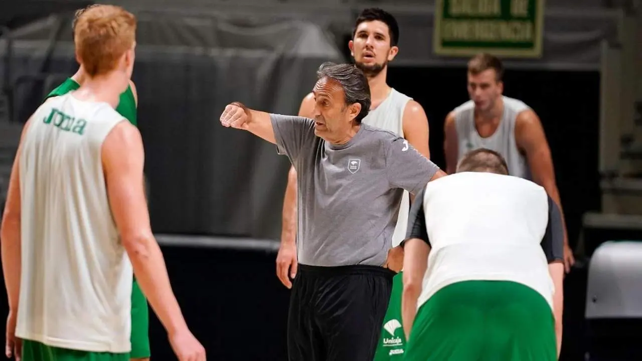 Dirigiendo el entrenamiento. - Unciaja