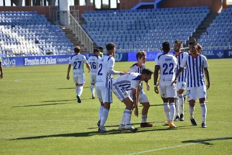 Alberto Quiles celebra con sus compa&ntilde;eros el segundo gol. - TENOR