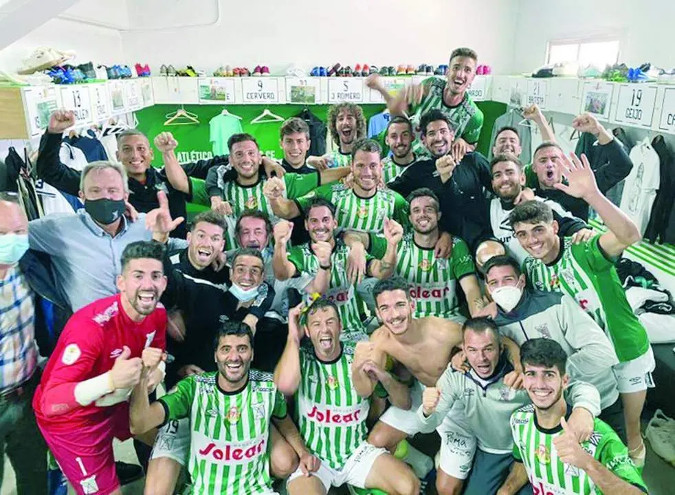 Los jugadores del Atl&eacute;tico Sanluque&ntilde;o celebran la victoria obtenida ante el Marbella en El Palmar - ASCF