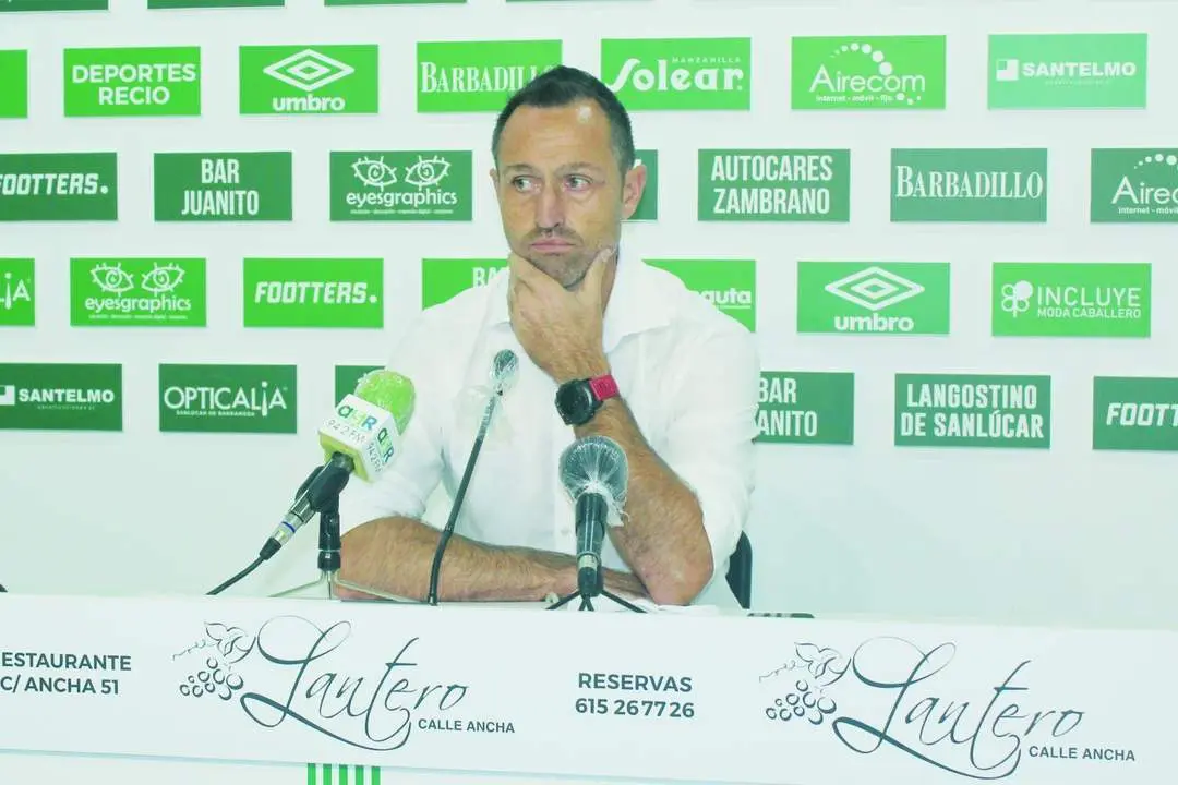 Aira, el entrenador del Marbella, tras el partido disputado en El Palmar - Ra&uacute;l J. Bustillos