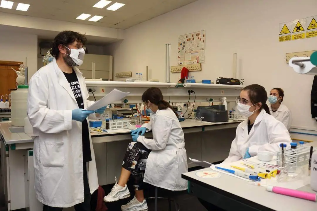 Mascarilla adaptada para alumnos con discapacidad auditiva. - UPO