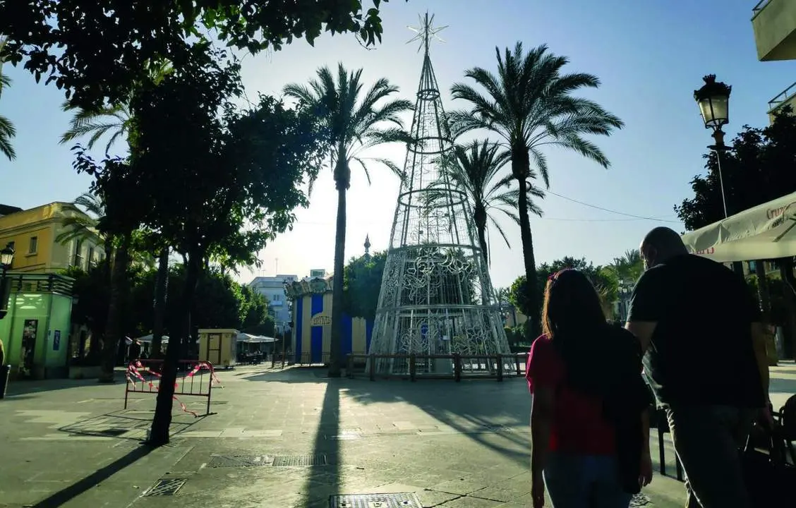 El &aacute;rbol de Navidad de la Plaza del Arenal ya est&aacute; listo.  - Oliverio Ruiz.