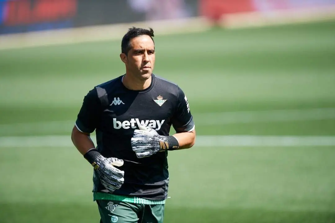El portero del Real Betis, Claudio Bravo, durante el calentamiento previo al encuentro frente al Alav&eacute;s. - rbb