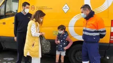 Entregando la mochila. - Ayuntamiento de Sevilla