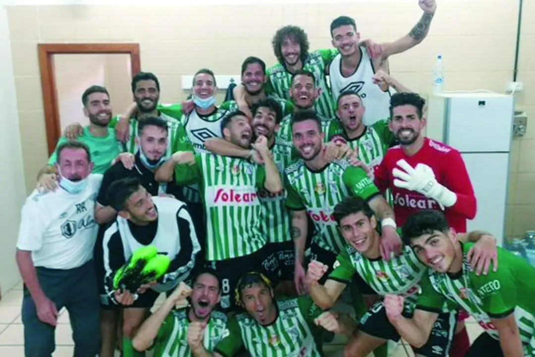 El Atl&eacute;tico Sanluque&ntilde;o celebra el triunfo obtenido ante el Marino en Tenerife - Ra&uacute;l J. Bustillos