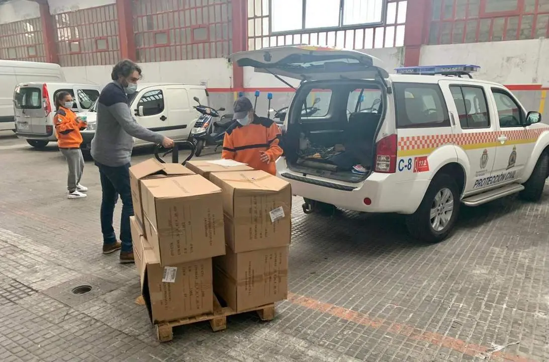 Imagen del reparto de mascarillas llegadas a C&aacute;diz. - 