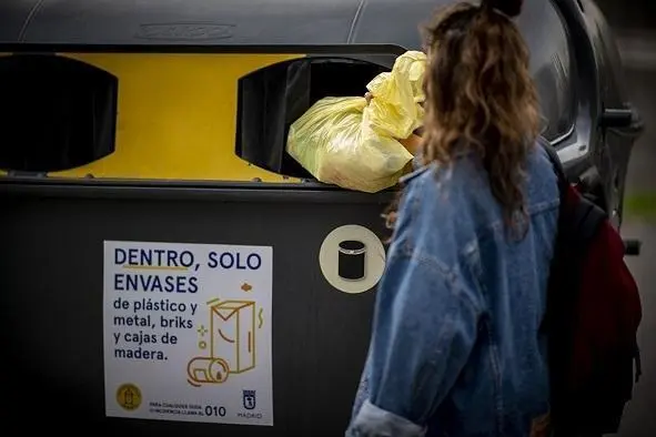Contenedor de reciclaje de pl&aacute;stico. - EP