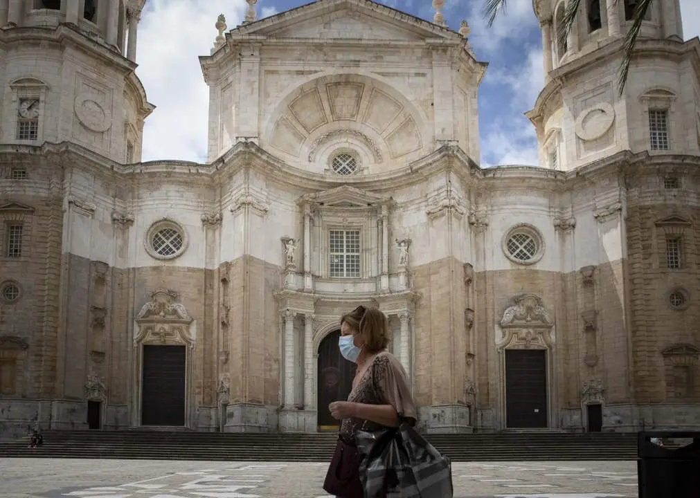 Una mujer con mascarilla en la ciudad de C&aacute;diz. - Mar&iacute;a Jos&eacute; L&oacute;pez / Europa Press