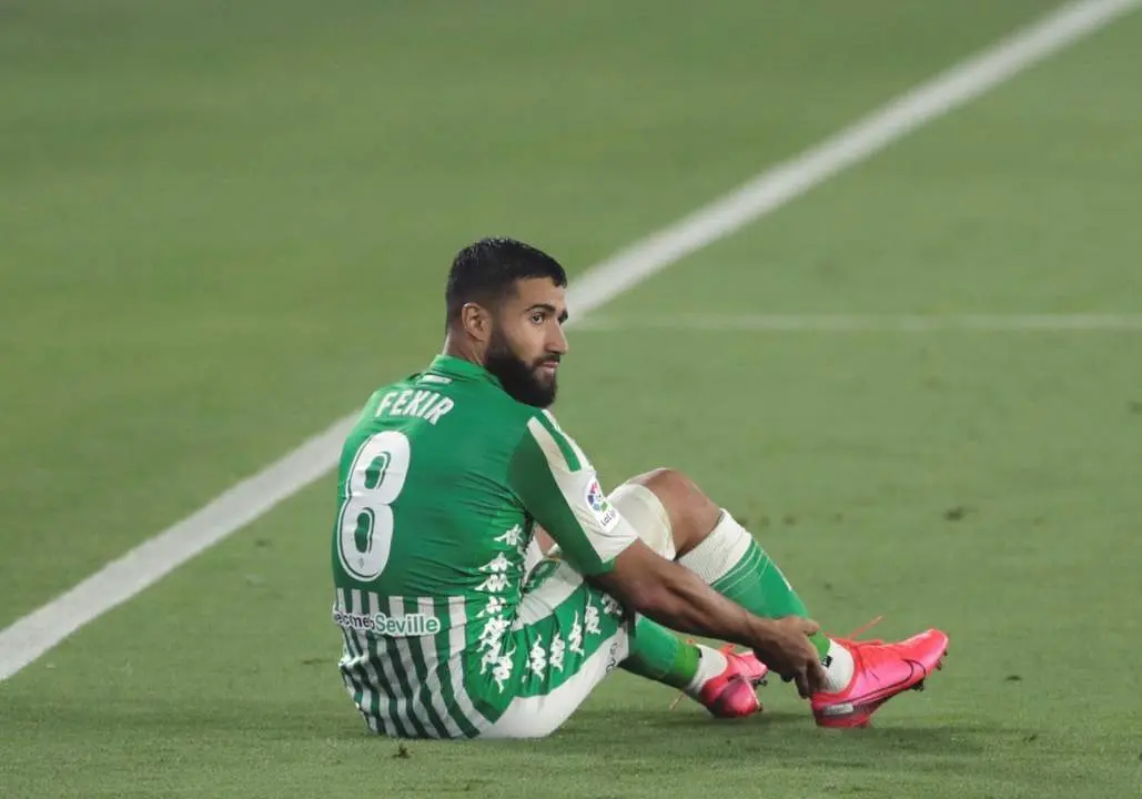 El futbolista franc&eacute;s del Real Betis, Nabil Fekir, se duele sobre el c&eacute;sped tras recibir una falta de un rival.  - efe