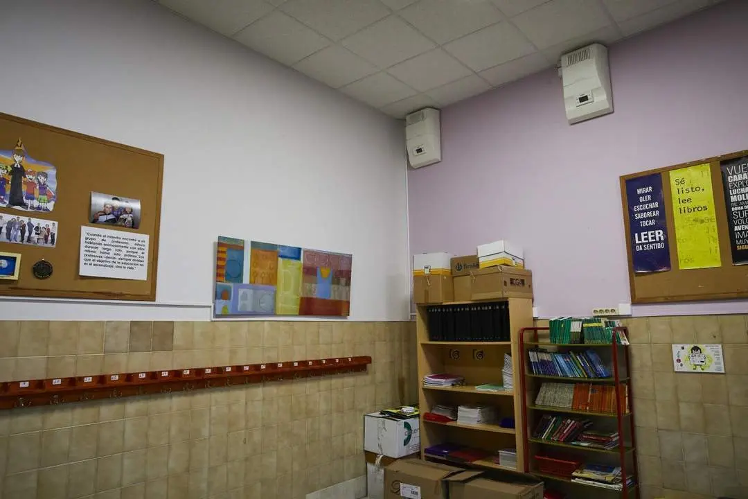 Interior de un aula de un colegio. - Archivo