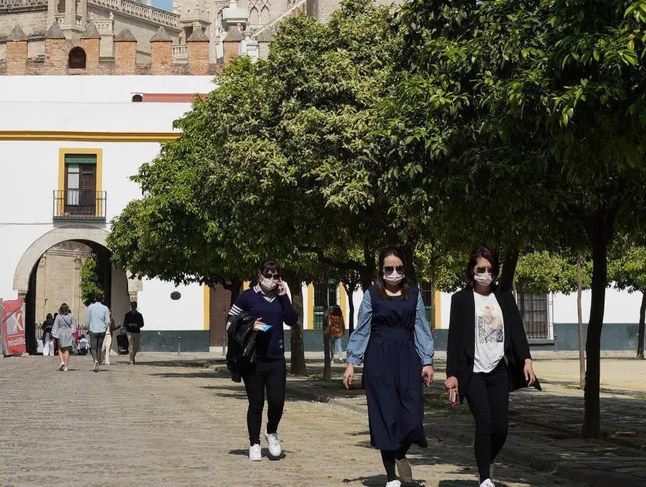 Turistas en el Patio Banderas. - ARCHIVO