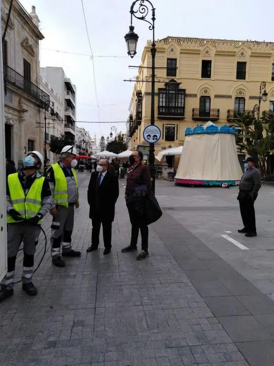 Montaje del alumbrado de Navidad en la calle Ancha. - Informaci&oacute;n.