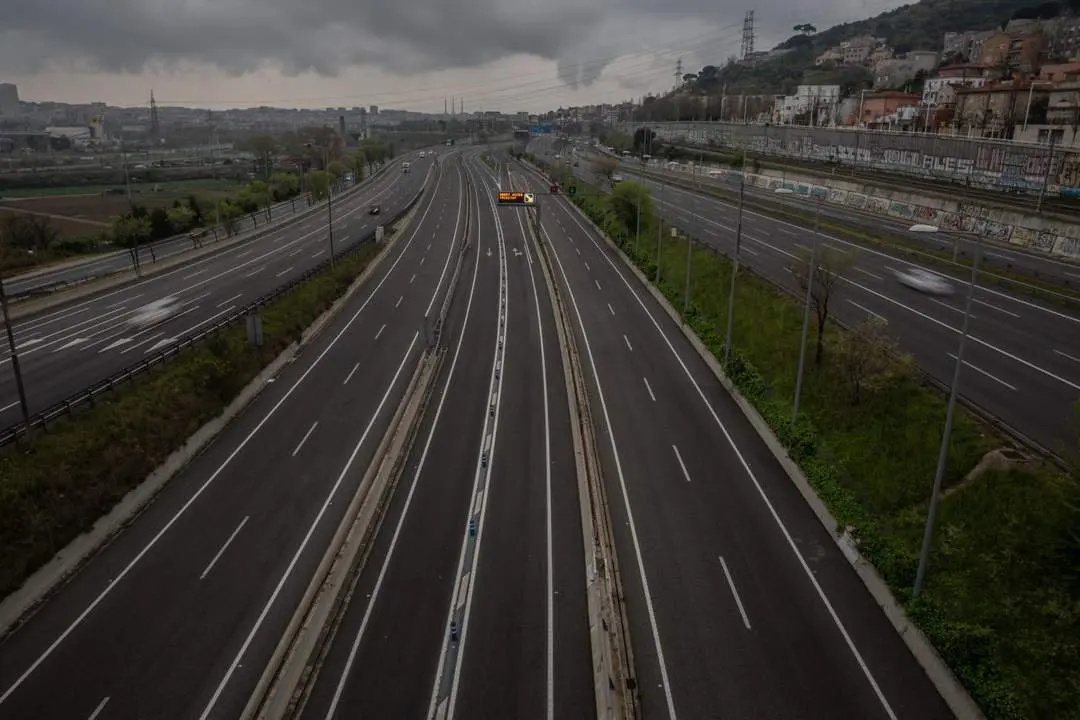 Carretera sin apenas tr&aacute;fico en la entrada a Barcelona por la Autopista del Vall&eacute;s. - EP