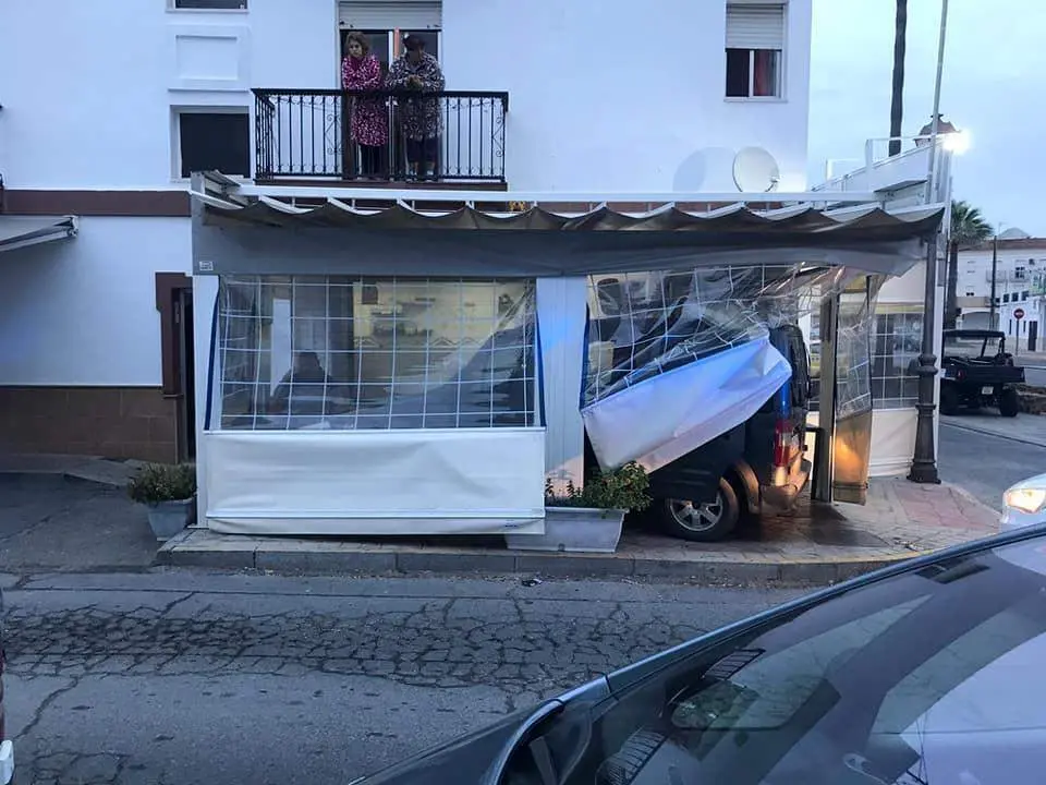 Veh&iacute;culo empotrado en la terraza de un bar de Lepe. - POLIC&Iacute;A LOCAL LEPE