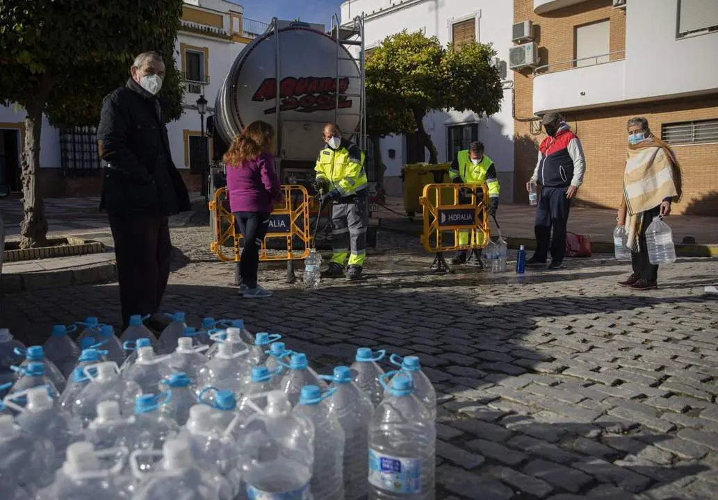 Garrafas de agua en Marchena por la contaminaci&oacute;n de benceno. - EP