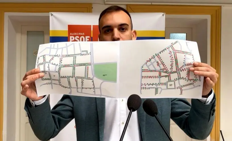 Daniel Moreno muestra el mapa de comercios de la zona centro y del mercado de Algeciras. - AI