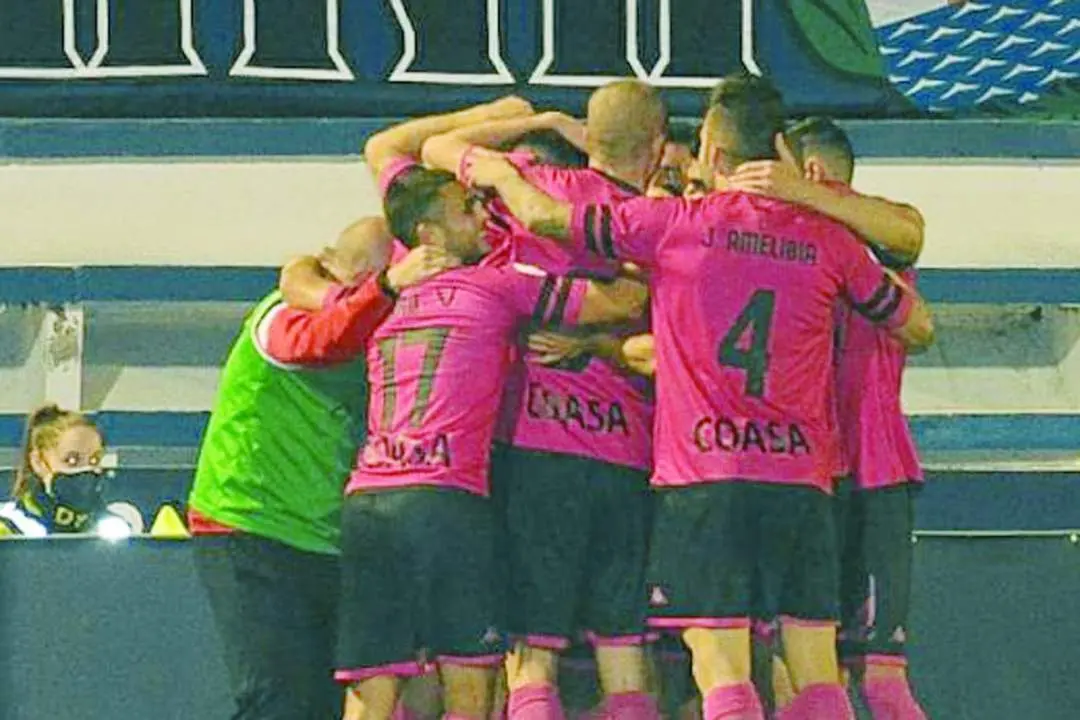 Lolo Gonz&aacute;lez -en el centro- celebra uno de los dos goles que logr&oacute; el San Fernando en Marbella - San Fernando CD