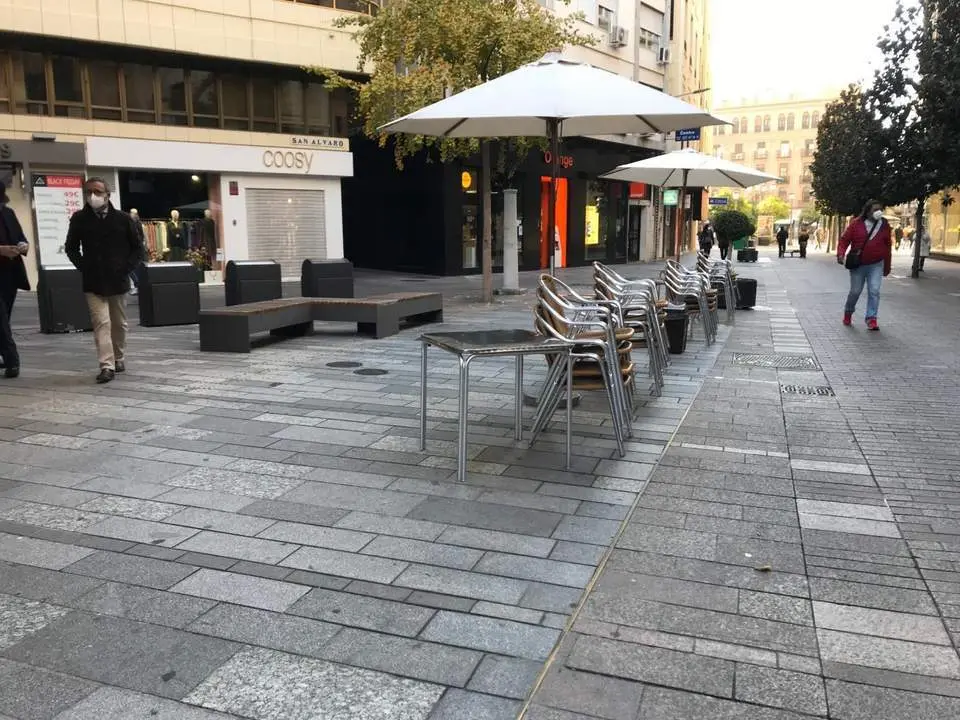 La calle Cruz Conde sin apenas tr&aacute;nsito de personas. - PABLO MANSILLA