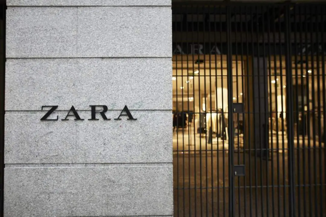 Fachada y letrero del primer local de Zara que abri&oacute; en la capital junto a la Puerta del Sol, en Madrid. - EP
