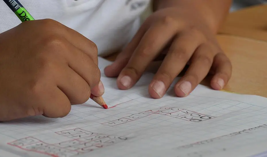 Un alumno hace sus tareas. - Europa Press