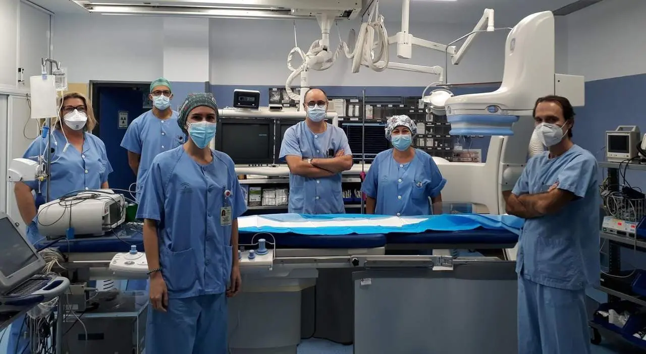 Equipo de profesionales que ensaya con la t&eacute;cnica 3D en la implantaci&oacute;n de marcapasos. - Valme