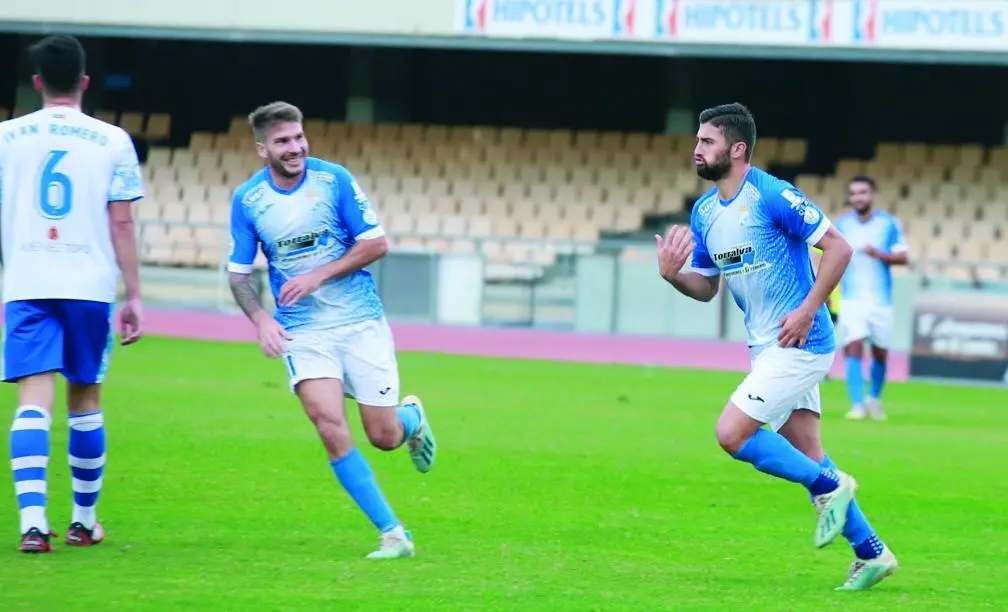 Lolo Garrido se acerca a Chuma para celebrar uno de los goles frente al Arcos en Chap&iacute;n. - Cristo Garc&iacute;a