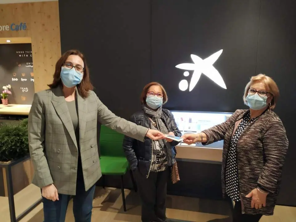 Entrega de la ayuda por parte de Fundaci&oacute;n La Caixa a representantes de la asociaci&oacute;n 