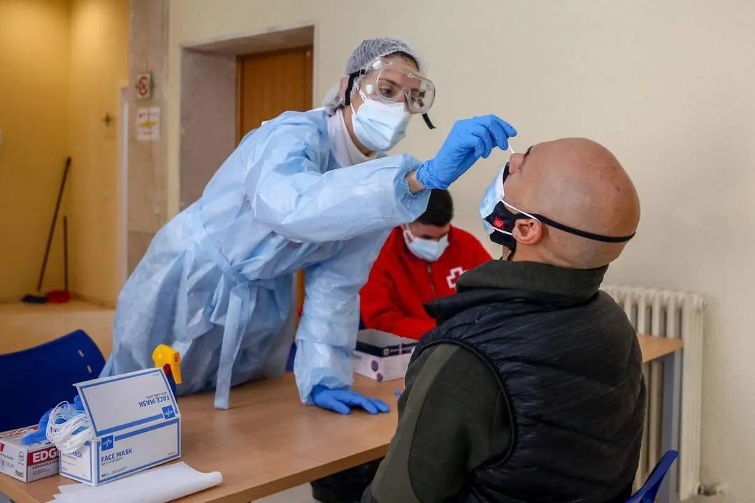Una sanitaria realiza un test de ant&iacute;genos. - Europa Press