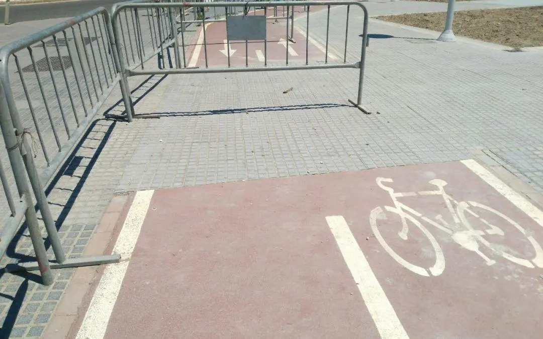 Carril incompleto y vallado. - Ruedas Redoondas