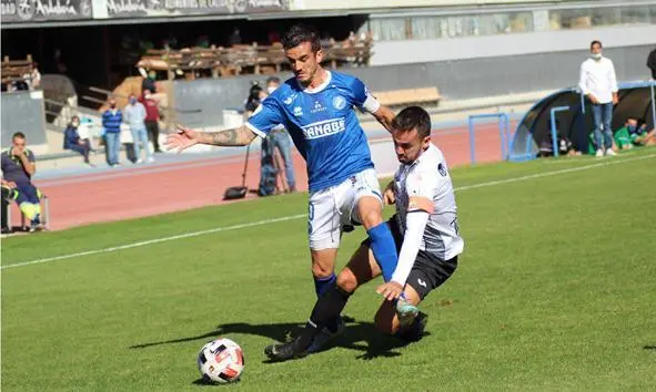 Bello y Carlos Calvo disputan un bal&oacute;n en Chap&iacute;n. - 